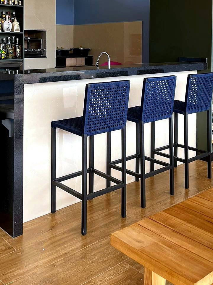 Banquetas azuis em tricô náutico em bancada de bar