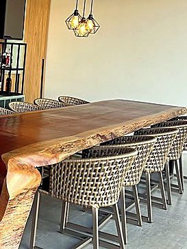 Mesa Cascata em madeira maciça de borda viva com cadeiras em tricô náutico