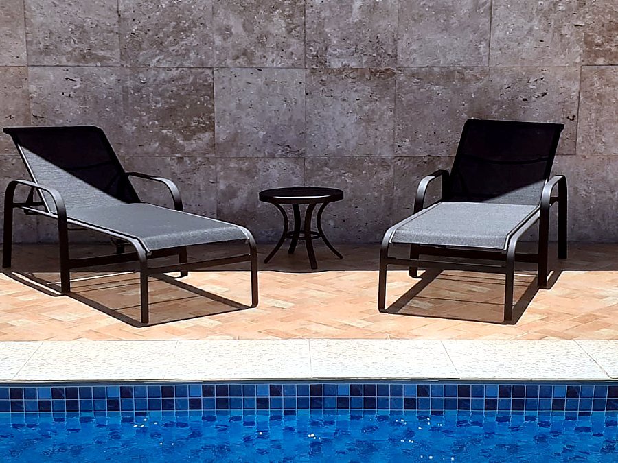 Espreguiçadeiras em tricô náutico ao lado da piscina